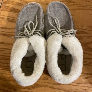 Size 7 Women’s Hey Dude shoes